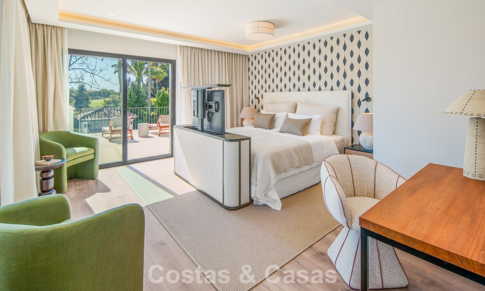Villa mediterránea de lujo en venta, en primera línea de golf, en una prestigiosa urbanización de Nueva Andalucía, Marbella 803295