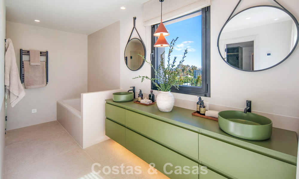 Villa mediterránea de lujo en venta, en primera línea de golf, en una prestigiosa urbanización de Nueva Andalucía, Marbella 803296