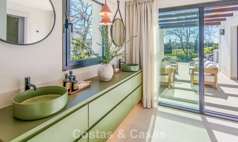 Villa mediterránea de lujo en venta, en primera línea de golf, en una prestigiosa urbanización de Nueva Andalucía, Marbella 803297