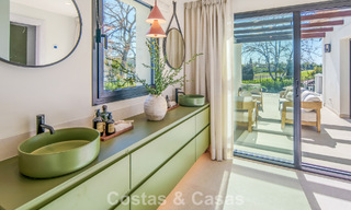 Villa mediterránea de lujo en venta, en primera línea de golf, en una prestigiosa urbanización de Nueva Andalucía, Marbella 803297 