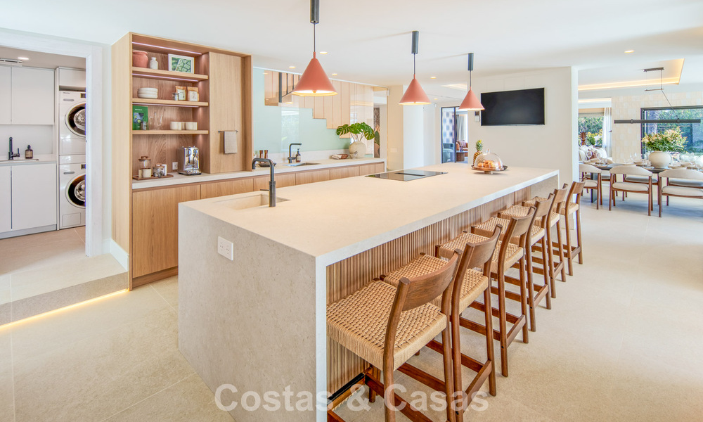Villa mediterránea de lujo en venta, en primera línea de golf, en una prestigiosa urbanización de Nueva Andalucía, Marbella 803312