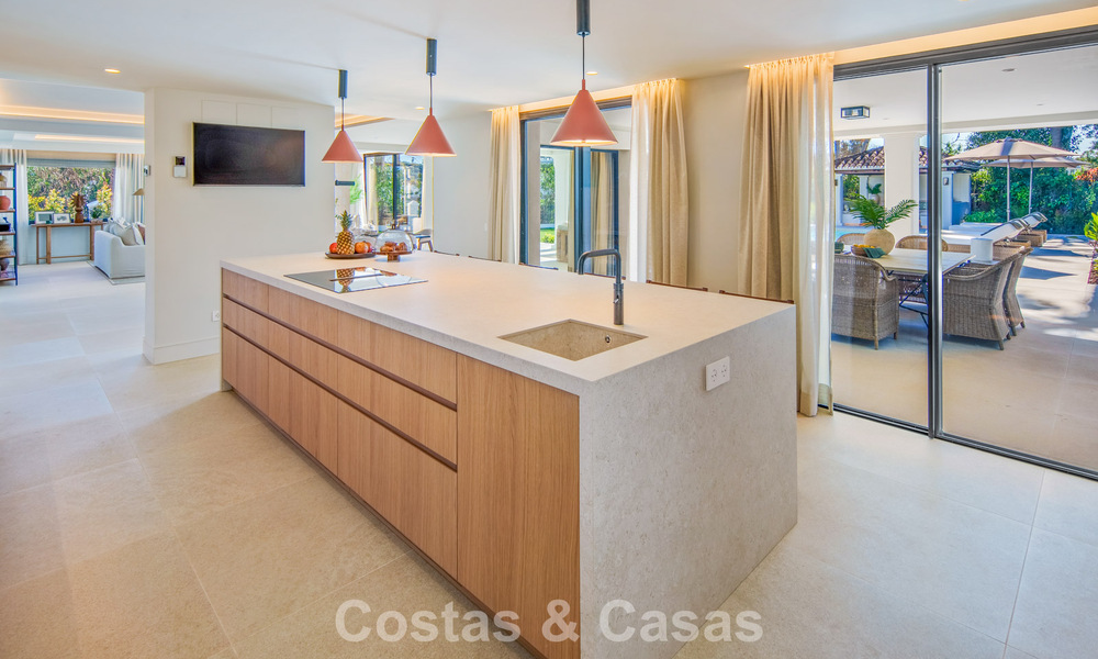 Villa mediterránea de lujo en venta, en primera línea de golf, en una prestigiosa urbanización de Nueva Andalucía, Marbella 803313
