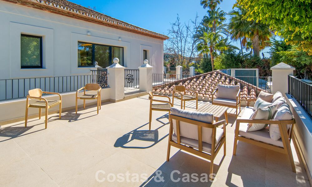 Villa mediterránea de lujo en venta, en primera línea de golf, en una prestigiosa urbanización de Nueva Andalucía, Marbella 803316