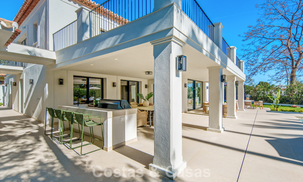 Villa mediterránea de lujo en venta, en primera línea de golf, en una prestigiosa urbanización de Nueva Andalucía, Marbella 803322
