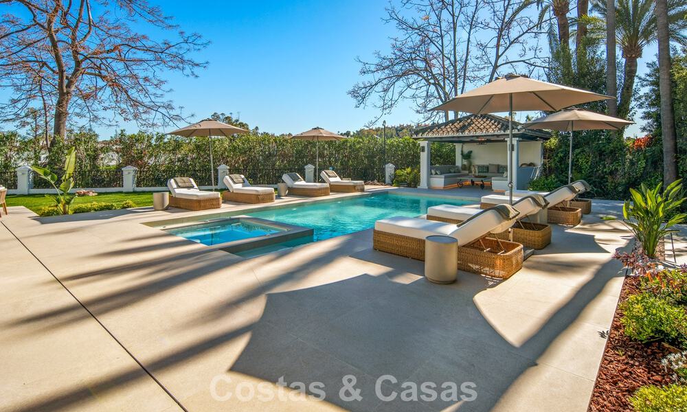 Villa mediterránea de lujo en venta, en primera línea de golf, en una prestigiosa urbanización de Nueva Andalucía, Marbella 803324