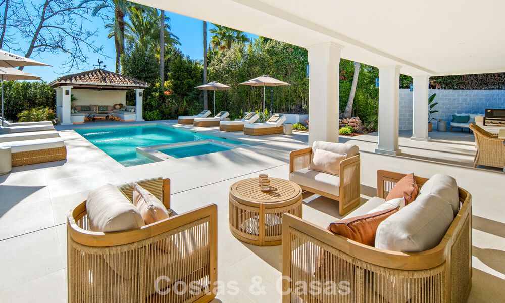 Villa mediterránea de lujo en venta, en primera línea de golf, en una prestigiosa urbanización de Nueva Andalucía, Marbella 803325