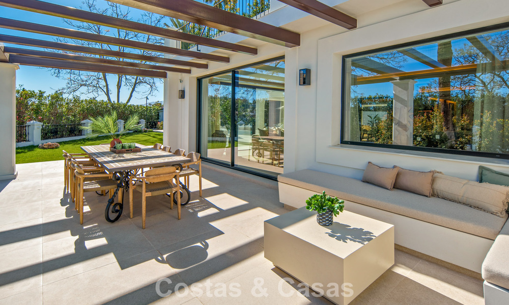 Villa mediterránea de lujo en venta, en primera línea de golf, en una prestigiosa urbanización de Nueva Andalucía, Marbella 803327