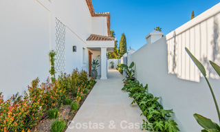 Villa mediterránea de lujo en venta, en primera línea de golf, en una prestigiosa urbanización de Nueva Andalucía, Marbella 803329 