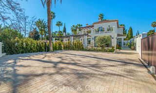 Villa mediterránea de lujo en venta, en primera línea de golf, en una prestigiosa urbanización de Nueva Andalucía, Marbella 803330 