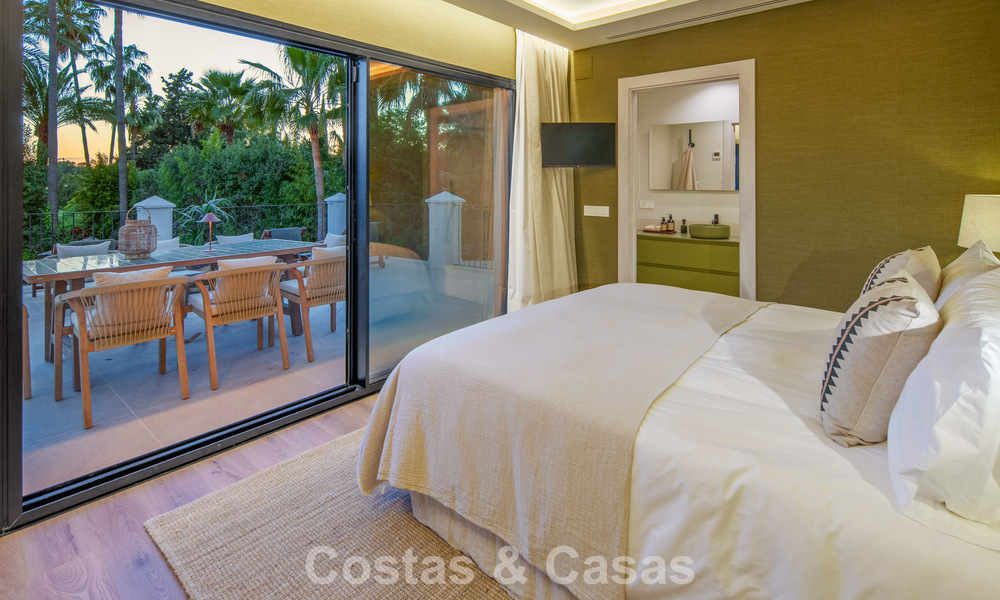 Villa mediterránea de lujo en venta, en primera línea de golf, en una prestigiosa urbanización de Nueva Andalucía, Marbella 803339