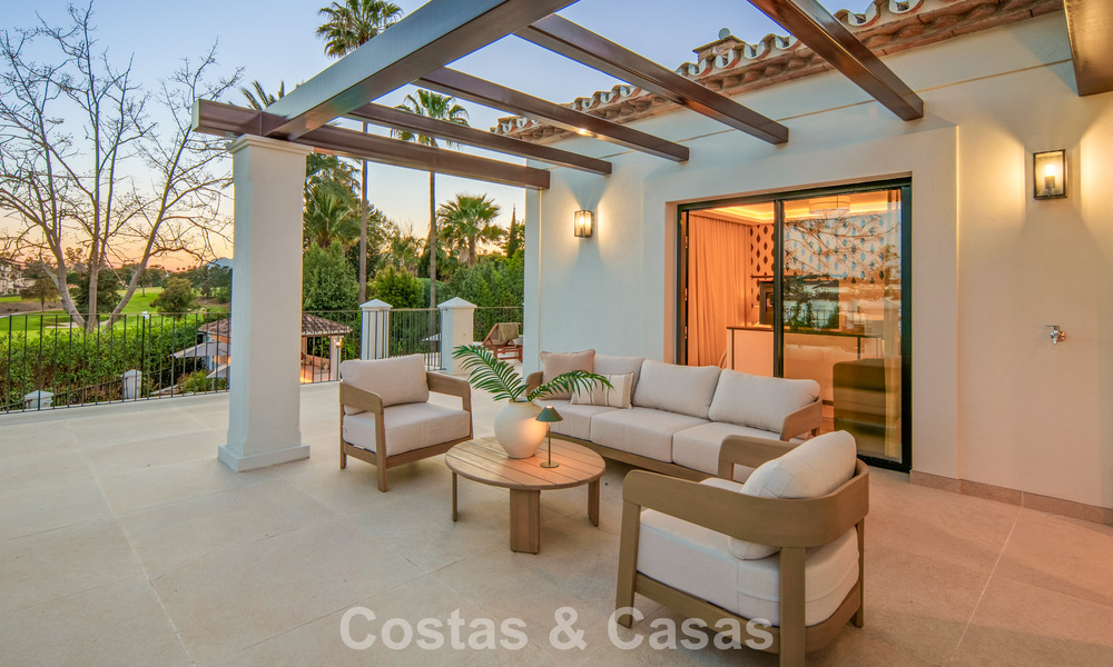 Villa mediterránea de lujo en venta, en primera línea de golf, en una prestigiosa urbanización de Nueva Andalucía, Marbella 803340