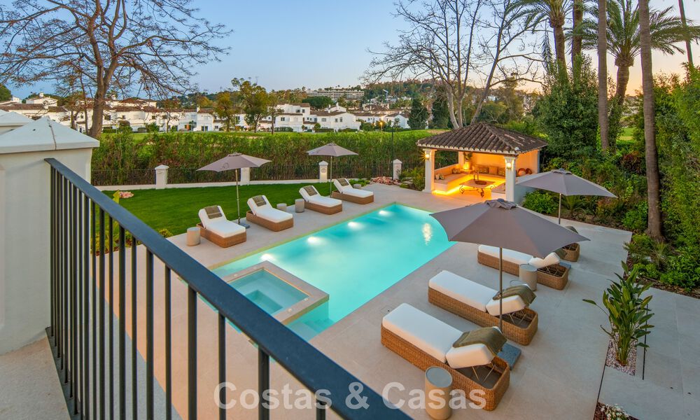 Villa mediterránea de lujo en venta, en primera línea de golf, en una prestigiosa urbanización de Nueva Andalucía, Marbella 803341
