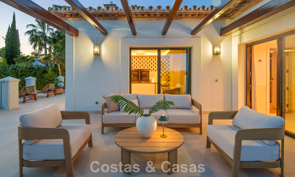 Villa mediterránea de lujo en venta, en primera línea de golf, en una prestigiosa urbanización de Nueva Andalucía, Marbella 803343