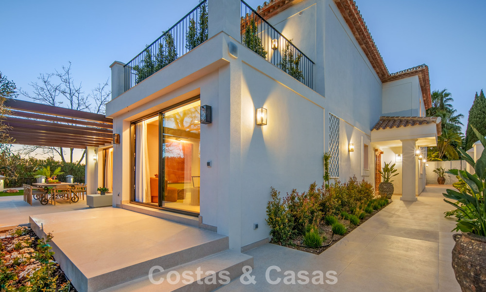 Villa mediterránea de lujo en venta, en primera línea de golf, en una prestigiosa urbanización de Nueva Andalucía, Marbella 803344