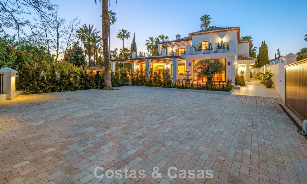 Villa mediterránea de lujo en venta, en primera línea de golf, en una prestigiosa urbanización de Nueva Andalucía, Marbella 803346