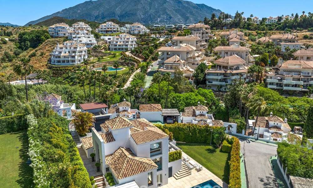 Elegante villa de lujo con arquitectura mediterránea en venta en el Valle del Golf de Nueva Andalucía, Marbella 803404