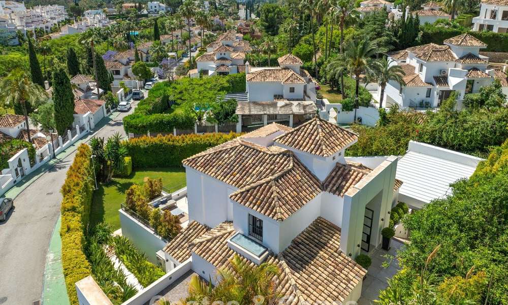Elegante villa de lujo con arquitectura mediterránea en venta en el Valle del Golf de Nueva Andalucía, Marbella 803405