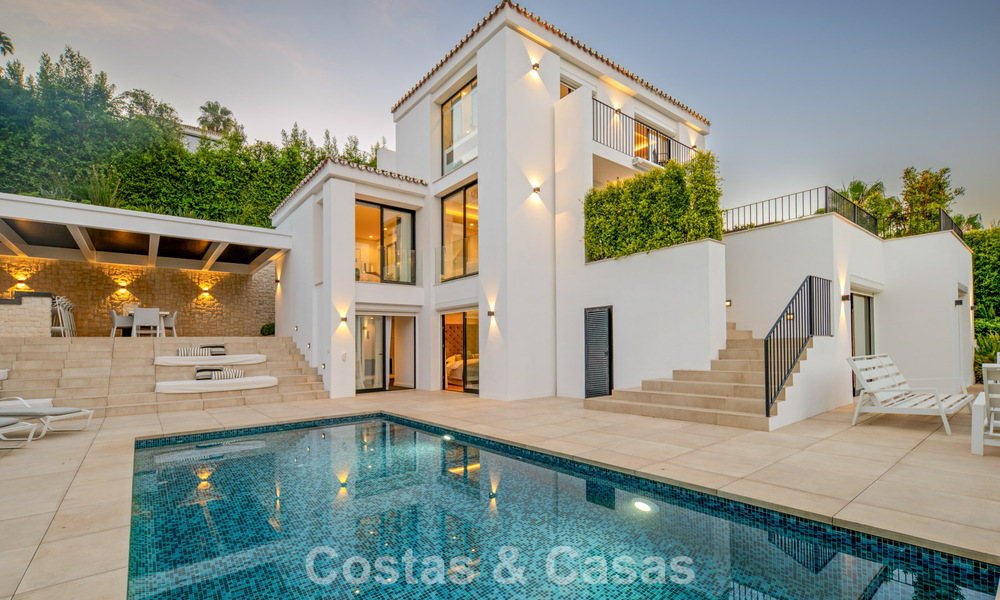 Elegante villa de lujo con arquitectura mediterránea en venta en el Valle del Golf de Nueva Andalucía, Marbella 803407