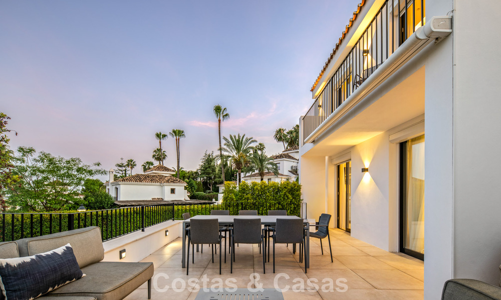 Elegante villa de lujo con arquitectura mediterránea en venta en el Valle del Golf de Nueva Andalucía, Marbella 803409