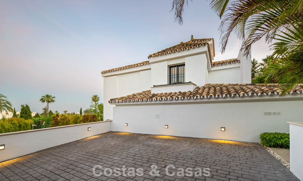 Elegante villa de lujo con arquitectura mediterránea en venta en el Valle del Golf de Nueva Andalucía, Marbella 803410