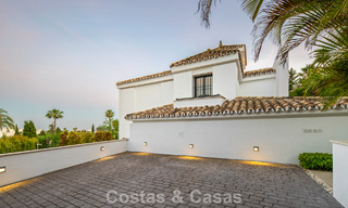 Elegante villa de lujo con arquitectura mediterránea en venta en el Valle del Golf de Nueva Andalucía, Marbella 803410 