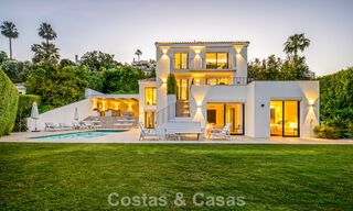 Elegante villa de lujo con arquitectura mediterránea en venta en el Valle del Golf de Nueva Andalucía, Marbella 803411 