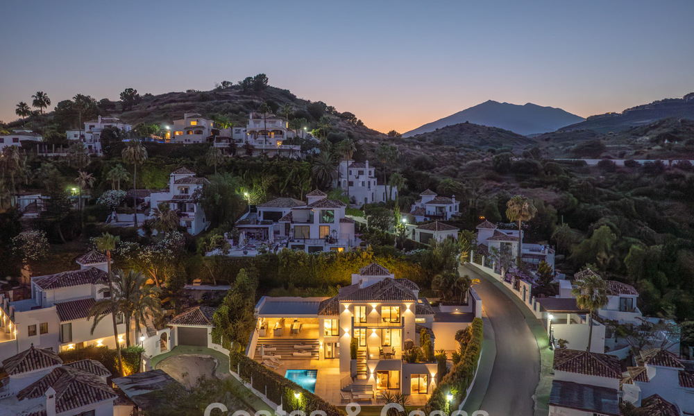 Elegante villa de lujo con arquitectura mediterránea en venta en el Valle del Golf de Nueva Andalucía, Marbella 803413