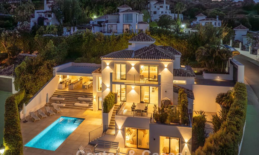 Elegante villa de lujo con arquitectura mediterránea en venta en el Valle del Golf de Nueva Andalucía, Marbella 803414