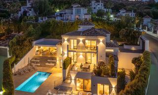 Elegante villa de lujo con arquitectura mediterránea en venta en el Valle del Golf de Nueva Andalucía, Marbella 803414 
