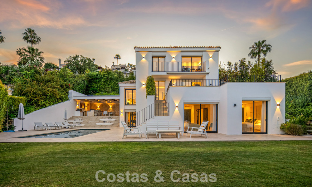 Elegante villa de lujo con arquitectura mediterránea en venta en el Valle del Golf de Nueva Andalucía, Marbella 803415