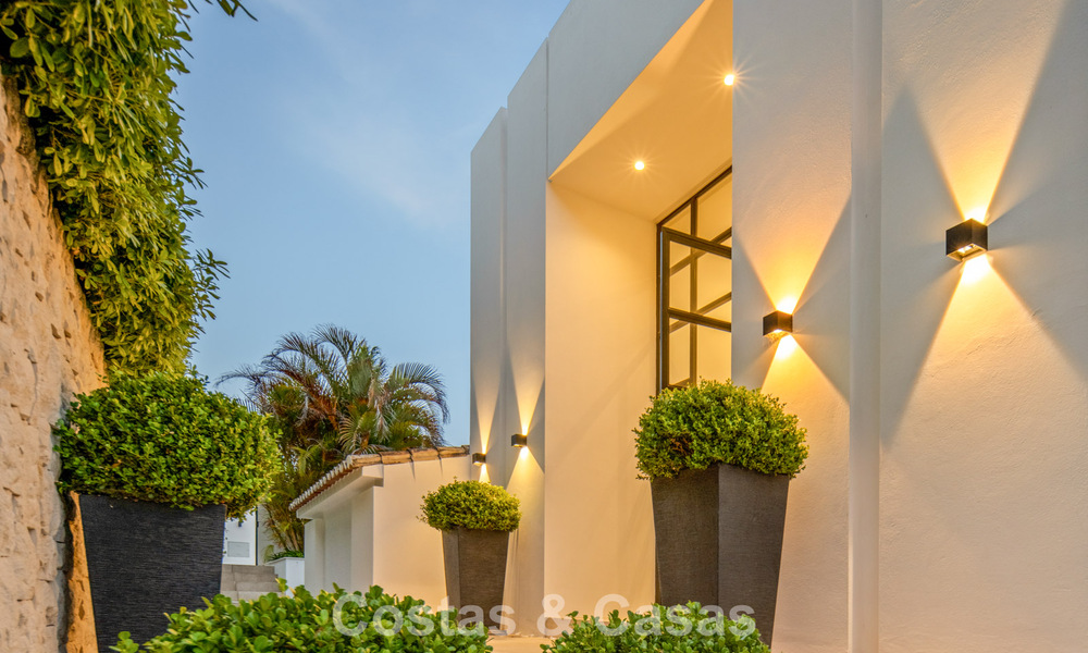 Elegante villa de lujo con arquitectura mediterránea en venta en el Valle del Golf de Nueva Andalucía, Marbella 803416