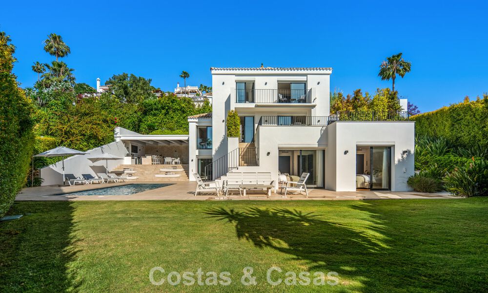 Elegante villa de lujo con arquitectura mediterránea en venta en el Valle del Golf de Nueva Andalucía, Marbella 803418