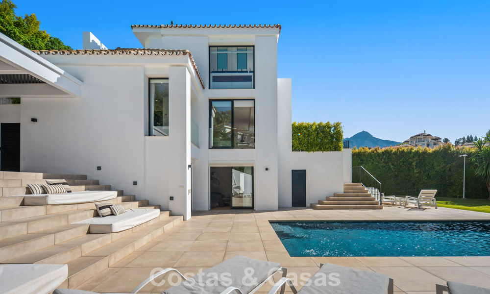 Elegante villa de lujo con arquitectura mediterránea en venta en el Valle del Golf de Nueva Andalucía, Marbella 803421