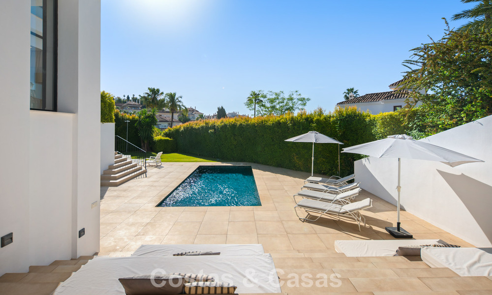 Elegante villa de lujo con arquitectura mediterránea en venta en el Valle del Golf de Nueva Andalucía, Marbella 803423