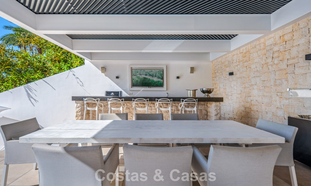 Elegante villa de lujo con arquitectura mediterránea en venta en el Valle del Golf de Nueva Andalucía, Marbella 803424