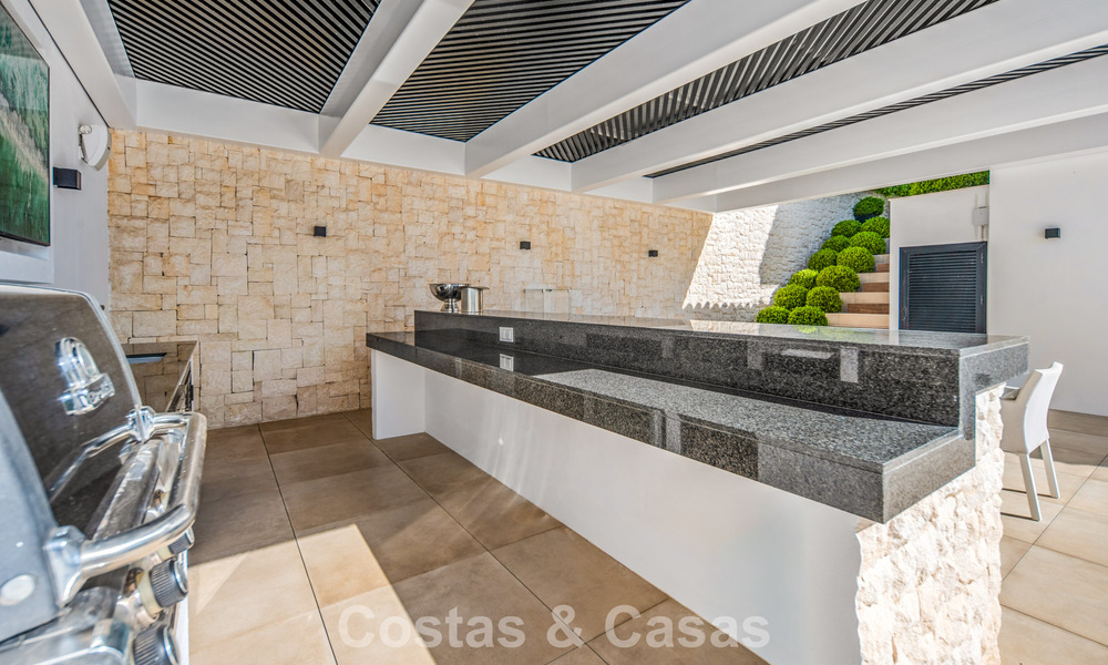 Elegante villa de lujo con arquitectura mediterránea en venta en el Valle del Golf de Nueva Andalucía, Marbella 803425