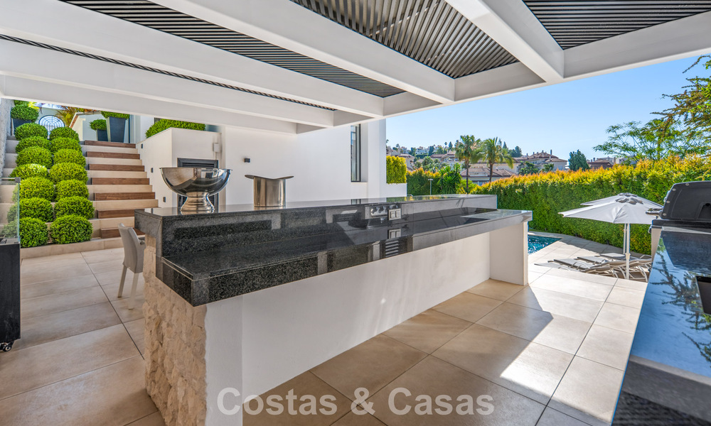 Elegante villa de lujo con arquitectura mediterránea en venta en el Valle del Golf de Nueva Andalucía, Marbella 803426