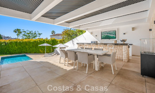 Elegante villa de lujo con arquitectura mediterránea en venta en el Valle del Golf de Nueva Andalucía, Marbella 803428 
