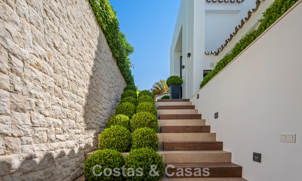 Elegante villa de lujo con arquitectura mediterránea en venta en el Valle del Golf de Nueva Andalucía, Marbella 803429