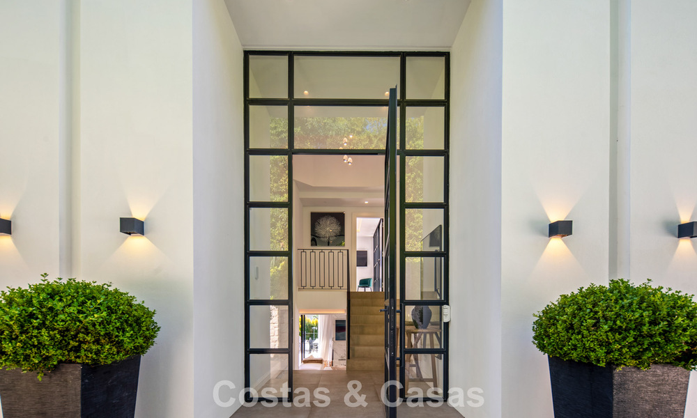 Elegante villa de lujo con arquitectura mediterránea en venta en el Valle del Golf de Nueva Andalucía, Marbella 803430
