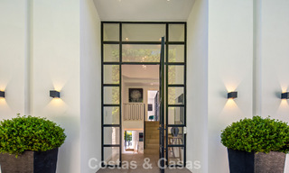 Elegante villa de lujo con arquitectura mediterránea en venta en el Valle del Golf de Nueva Andalucía, Marbella 803430 