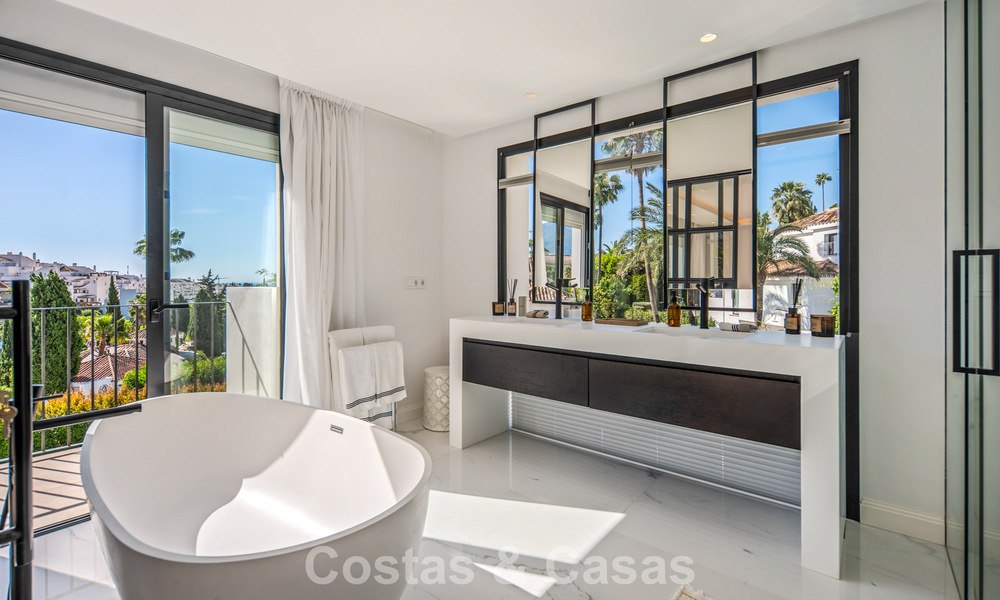 Elegante villa de lujo con arquitectura mediterránea en venta en el Valle del Golf de Nueva Andalucía, Marbella 803433