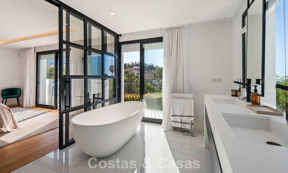 Elegante villa de lujo con arquitectura mediterránea en venta en el Valle del Golf de Nueva Andalucía, Marbella 803434