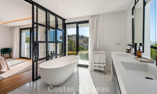 Elegante villa de lujo con arquitectura mediterránea en venta en el Valle del Golf de Nueva Andalucía, Marbella 803434 