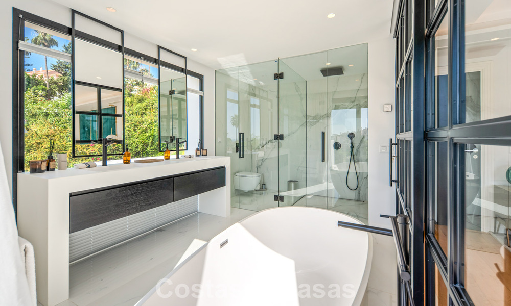 Elegante villa de lujo con arquitectura mediterránea en venta en el Valle del Golf de Nueva Andalucía, Marbella 803436
