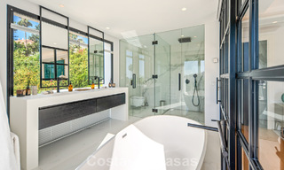 Elegante villa de lujo con arquitectura mediterránea en venta en el Valle del Golf de Nueva Andalucía, Marbella 803436 