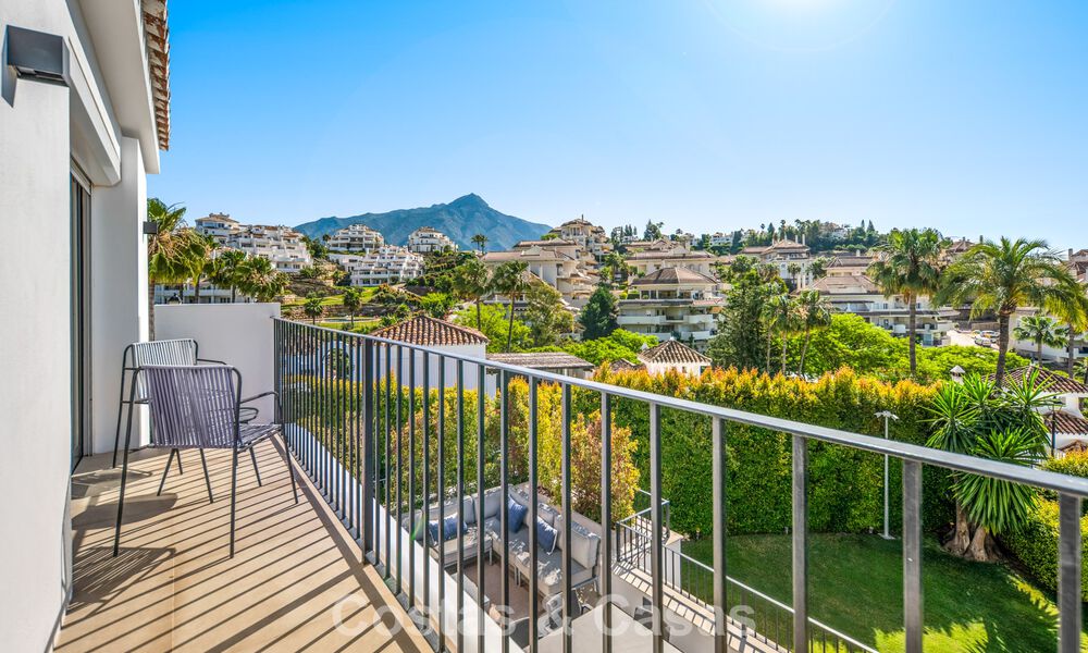 Elegante villa de lujo con arquitectura mediterránea en venta en el Valle del Golf de Nueva Andalucía, Marbella 803437