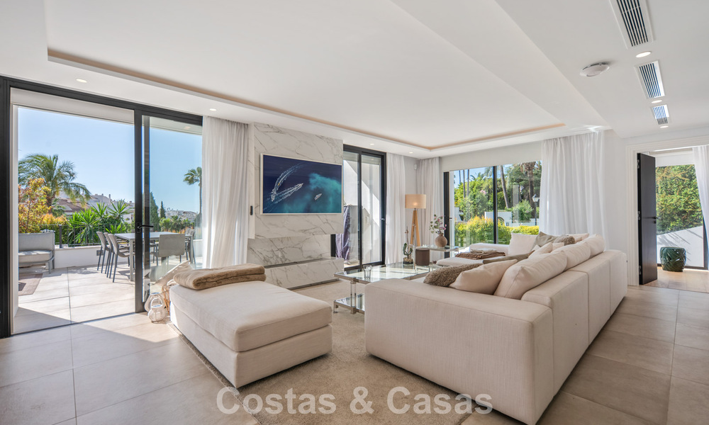 Elegante villa de lujo con arquitectura mediterránea en venta en el Valle del Golf de Nueva Andalucía, Marbella 803440