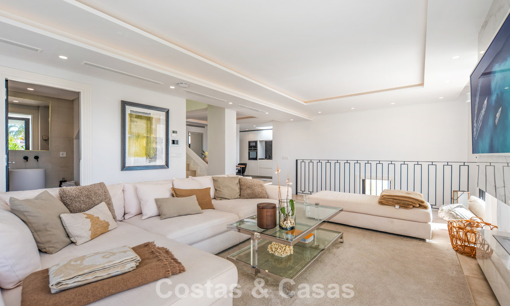 Elegante villa de lujo con arquitectura mediterránea en venta en el Valle del Golf de Nueva Andalucía, Marbella 803441
