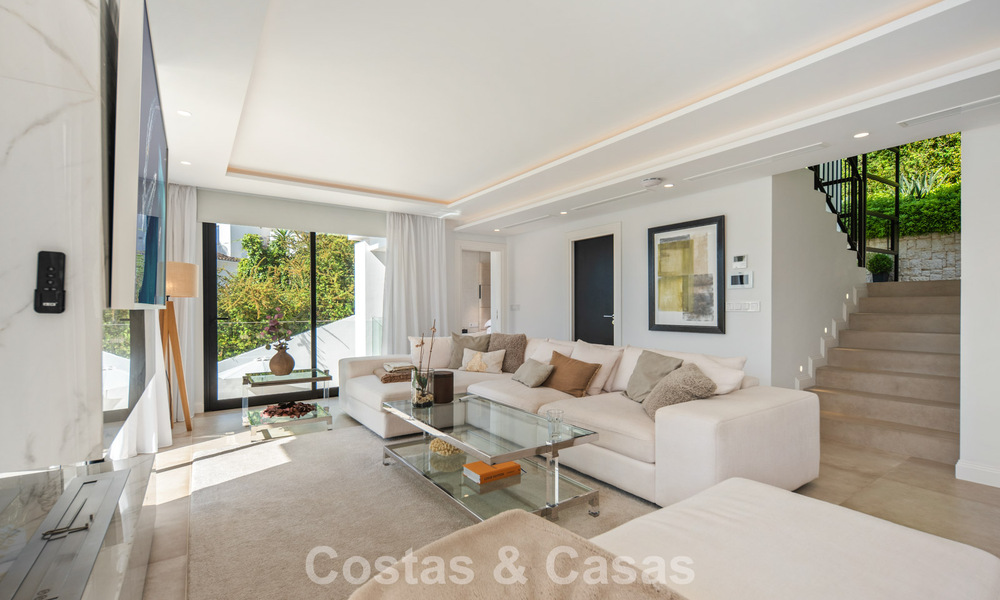 Elegante villa de lujo con arquitectura mediterránea en venta en el Valle del Golf de Nueva Andalucía, Marbella 803442